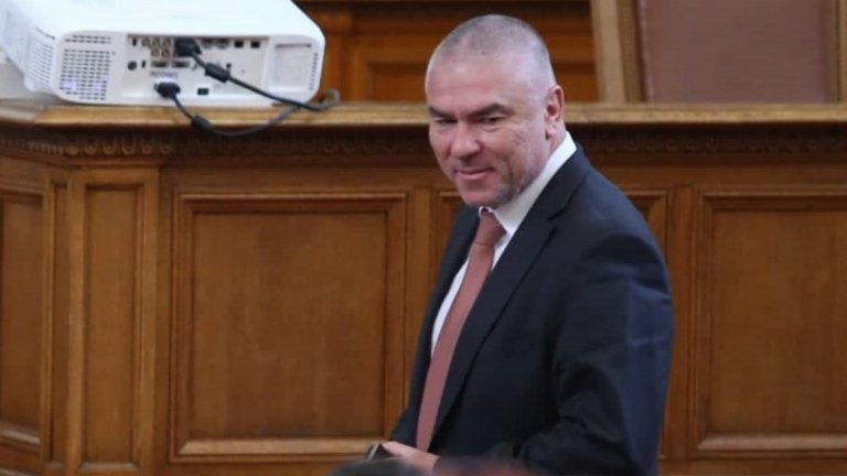 "Управляващите имат по-малко гласове от парламентарната опозиция", посочи Веселин Марешки