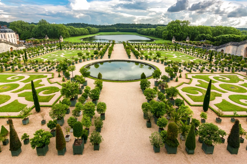 Замъкът Версай, ФранцияТези 200 акра са отнели над 40 години за оформяне, но крал Луи XIV е бил непримирим, че иска да има точно такава огромна и забележителна градина. Ландшафният дизайнер се казва Анде дьо Нотр и е бил придворният градинар на Краля Слънце. 

Освен прецизно оформените тревни площи в градината има портокали, лимони, нар, палми и маслинови дръвчета. Градината е доукрасена с 221 скулптури и изкуствено езеро. Най-голямото водно съоръжение там си остава Големият канал с дължина от 1,6 километра.