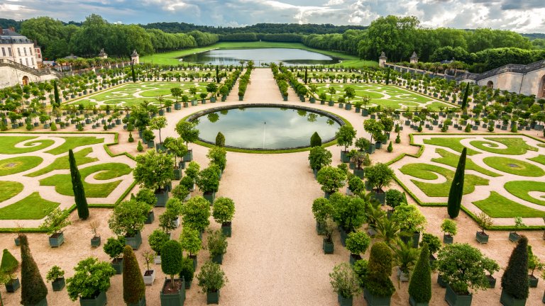 Замъкът Версай, ФранцияТези 200 акра са отнели над 40 години за оформяне, но крал Луи XIV е бил непримирим, че иска да има точно такава огромна и забележителна градина. Ландшафният дизайнер се казва Анде дьо Нотр и е бил придворният градинар на Краля Слънце. 

Освен прецизно оформените тревни площи в градината има портокали, лимони, нар, палми и маслинови дръвчета. Градината е доукрасена с 221 скулптури и изкуствено езеро. Най-голямото водно съоръжение там си остава Големият канал с дължина от 1,6 километра.