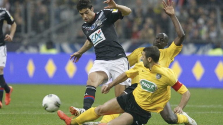През 2011/12 футболистите на Кевили (в жълто) играха в третото ниво на френския футбол, но стигнала до финал за купата (0:1 от Лион).