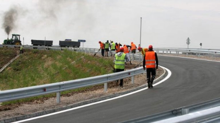 Причината е била катастрофа при 214-ия километър на магистралата в посока София
