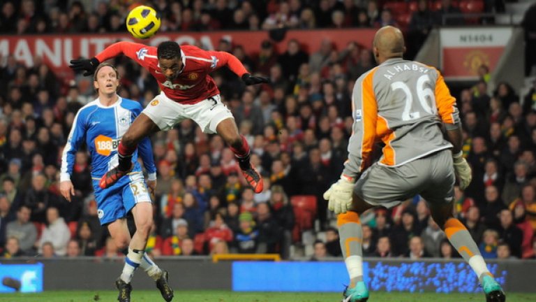 Патрис Евра бележи първото попадение за Манчестър Юнайтед срещу Уигън