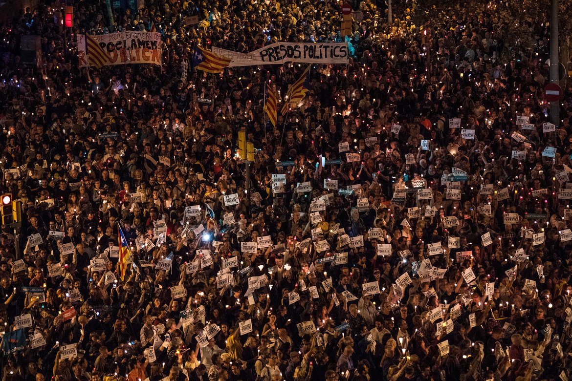 Над 200 хил. каталунци излязоха на протест в защита на арестувани лидери