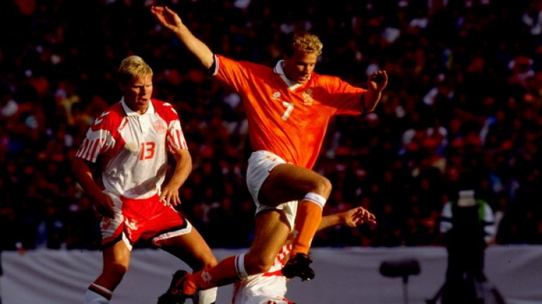 Денис Бергкамп Една от легендите на Холандия с 201 гола в 550 мача на клубно ниво. Бергкамп има и 37 попадения в 79 мача за „лалетата“, но никога не успя да вдигне значим трофей на национално ниво.