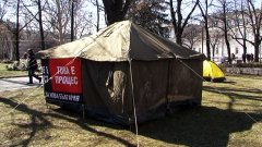 Протестиращите се надяват палатките до парламента да станат повече