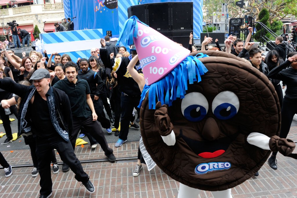 1. На върха на класацията, със смазваща преднина, е Oreo с 1 369 850 споменавания в социалните мрежи. Добър повод за танци?