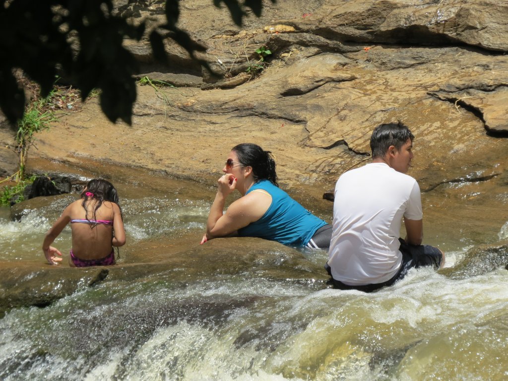 Туристи на импровизиран плаж на река с отпадни води