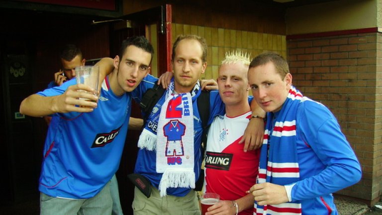 Снимка след мач с нови приятели от агитката на любимия шотландски Рейнджърс