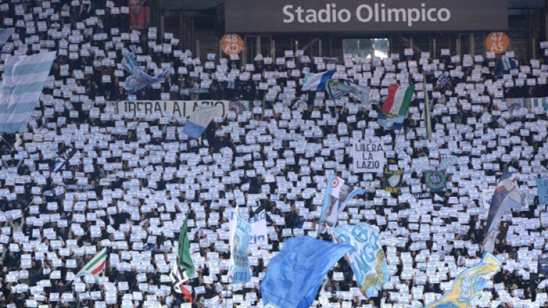 40 000 тифози на Лацио вдигнаха плакати "Освободи Лацио" скандираха срещу президента на клуба Клаудио Лотито по време на мача със Сасуоло.