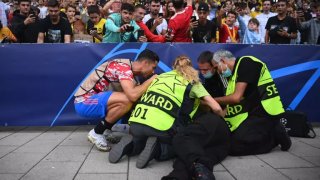 Кристиано се притече на помощ на жена на стадиона в Берн