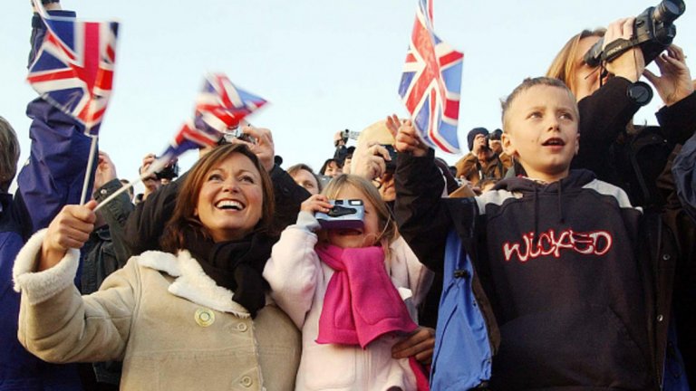 Множеството посреща последния полет на "Конкорд" на летище "Хийтроу" в Лондон.