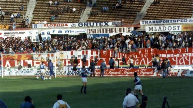 Сърбите са настанени на първия етаж на южната трибуна, а над тях има запалянковци на Динамо.