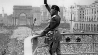 Мусолини иска да възвърне величието на Италия и вижда във футбола идеалното средство за сплотяването на нацията.