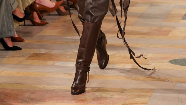 Бохо ботушите
Бохо ботушите тази зима са олицетворение на свободния дух и непринудената елегантност. Те съчетават леко износен, „жив“ вид с артистични детайли – ресни, бродерии, апликации или нежни метални елементи, които придават индивидуалност на всяка стъпка. Формите варират от класически до леко заоблени върхове, често с умерена, но стабилна подметка, която гарантира комфорт и практичност.