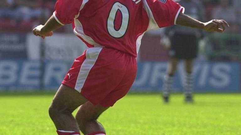 Хишам Зеруали, марокански нападател, пристигна в Абърдийн през 2000 г. Феновете го кръстиха за кратко Зеро, но не защото играеше като пълна нула, а защото бе по-лесно за произнасяне. И Хишам го прие присърце, искайки от клуба номер 0 (зеро).