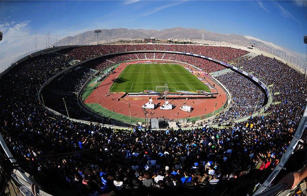 20. "Азади" (Иран).
Името значи "свобода", а стадионът е собственост на двата гранда - Естеглал и Персеполис. Заради това, а и за начина, по който се разделя на две за дербито (на снимката се вижда ясно), е наричан "синьо-червения" стадион.
В момента се води с капацитет 84 000, но на супермача в Иран обикновено има по 100 хиляди. Рекордът е на Иран - Австралия, плейоф за Мондиал 1998, когато 128 780 зрители си купуват билети. Не питайте как и защо е позволено това. В Иран се случва...