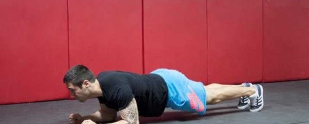 4. Планк или дъска (Plank) 
Планкът е статично упражнение, при което работи абсолютно цялото тяло. 
Начин на изпълнение:  Застанете на колене и лакти на постелка на пода. Поставете лактите точно под раменните стави и опънете двата крака. Опорните точки следва да бъдат: пръсти на краката и лакти на ръцете. Опънете тялото така, че да усещате напрежение в коремната мускулатура, но не и в гръбнака. Между раменете, тазобедрената става и пръстите на краката следва да има визуална права линия. 
Стремете се към:  2-5 серии, а секундите определете според личните възможности. 
Направете го по-трудно:  Използвайте допълнителна тежест, разположена в долната част на кръста. Не повдигайте седалището с повече от два-три пръста над диагоналната линия на баланса по време на изометрично изпълнение. Не спускайте таза под линията на диагоналния баланс, в противен случай ще натоварите извънредно гръбначните прешлени. 
Направете го по-лесно като застанете на колене за начална позиция, вместо на опора – пръсти и лакти.