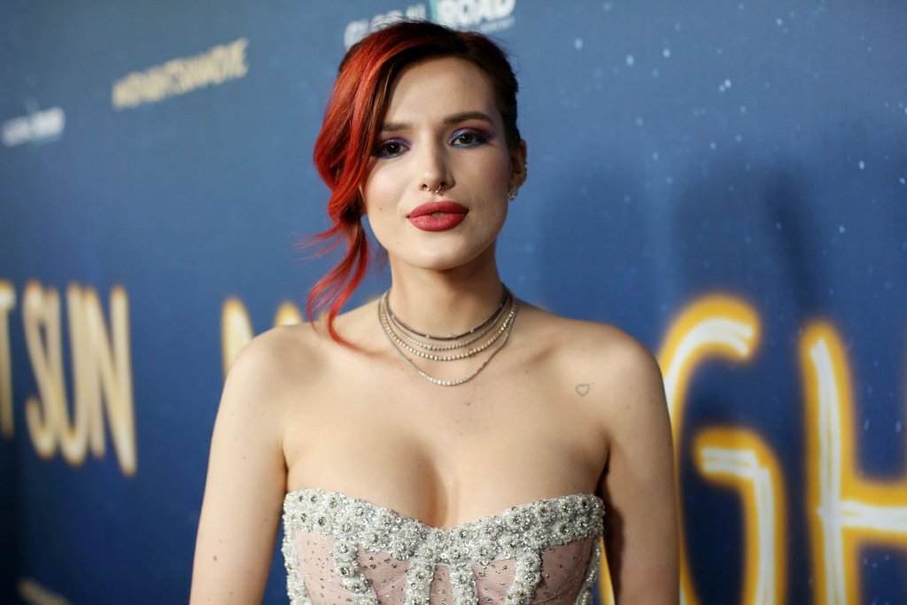 Бела ТорнПоредицата на Disney „Shake it Up” ражда няколко звезди, сред които е и Бела Торн. Участието ѝ в тийн сериала ѝ носи роли в още няколко продукции - „Blended”, „Famous in Love” и „The Babysitter”. Актрисата обаче има чувството, че конвенционалният шоубизнес я задушава, а представата за нея е напълно различна от истинското ѝ Аз.
Затова Бела прави рязък завой към индустрията за възрастни като режисьор и продуцент, като миналата година основава и собствен профил в OnlyFans. В платформата за възрастни тя печели рекордните 1 млн. долара само за първите 24 часа, което в никакъв случай не може да мине за провал. Въпреки това Торн можеше да има също толкова успешна кариера и без да се налага да сваля дрехите си.