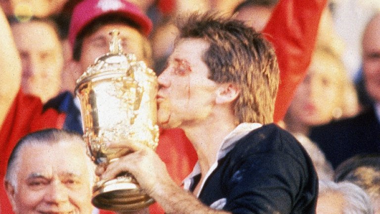 1987 г. Дейвид Кърк, капитанът на Нова Зеландия, целува трофея след първото световно в историята. На финала бе победен тима на Франция с 29:9.