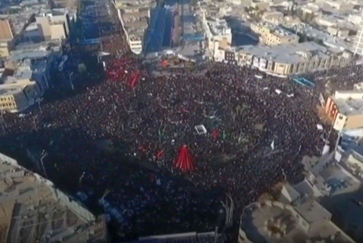 Огромна тълпа се е събрала за погребението на Сюлеймани в родния му град Керман.