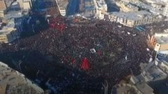 Огромна тълпа се е събрала за погребението на Сюлеймани в родния му град Керман.