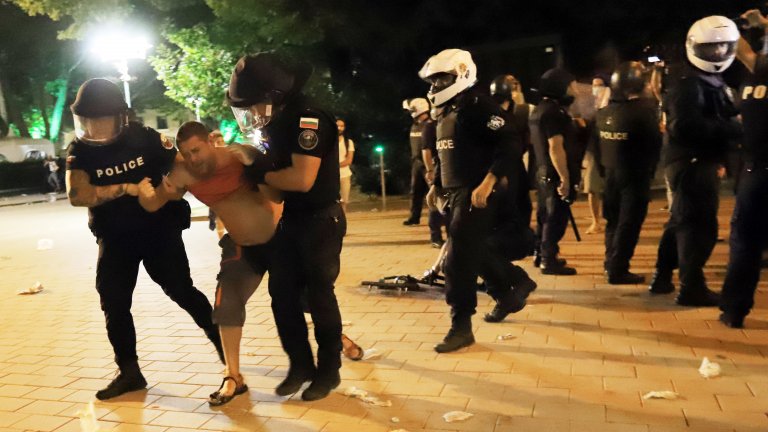 СДВР: 126 задържани след протестите вчера, над 80 пострадали полицаи