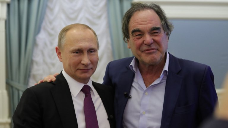Стоун и Путин излъчват екранна химия, режисьорът открито се възхищава от президента на Руската федерация, но на няколко пъти се опитва да го „хване" с трудни и неудобни питания. В крайна сметка печеният Путин се измъква хлъзгаво с помощта и на шеги, които либералната западна преса веднага заклейми като „сексистки" и „хомофобски".