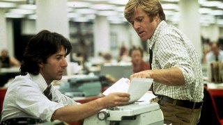 "Цялото президентско воинство" / All the President`s Men (1976)  

Филмът на Алан Пакула е базиран на истинското разследване по аферата "Уотъргейт", като върви по стъпките на репортерите от Washington Post Боб Удуърд (в ролята: Робърт Редфорд) и Карл Бърнстийн (в ролята: Дъстин Хофман), докато те се опитват да разкрият всички детайли от скандала с незаконното подслушване. Един от задължителните филми за всички, които се интересуват от журналистика и политика, има 4 награди "Оскар" и общо 8 номинации на Академията.