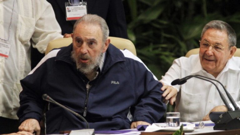 Откакто се оттегли от властта, Кастро трайно замени военната униформа със спортен екип