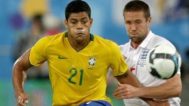 Нападателят дебютира за националния отбор на Бразилия през ноември 2009 г. при победата с 1:0 над Англия в приятелски мач