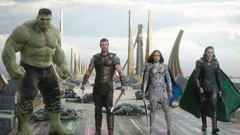 17. Thor: Ragnarok (Тор: Рагнарок, 2017)

Marvel започнаха да осъзнават, че филмите им става еднообразни и дадоха огромна свобода на един сбъркан новозеландски режисьор - Тайка Уайтити. Той превърна третият филм за Тор в пародия на всички други комиксови филми. В този филм почти няма сериозни моменти, драмата почти нулева, а импровизациите са на едно необичайно високо ниво за високобюджетна продукция. Историята? Тор се среща с поредното огромно предизвикателство - Богинята на смъртта Хела, която унищожава чука му. Отслабеният Бог на гръмотевиците се оказва роб на непозната планета и трябва с битки да си спечели свободата и възможността да спаси Асгард. Отново. Този път обаче е по-забавно от предните два.