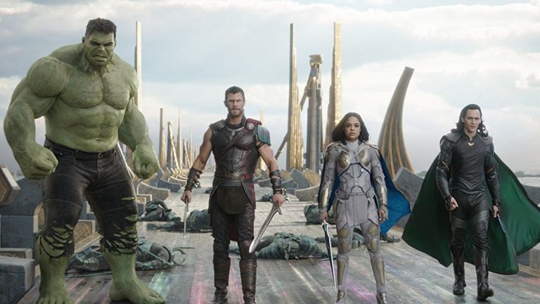 17. Thor: Ragnarok (Тор: Рагнарок, 2017)
Marvel започнаха да осъзнават, че филмите им става еднообразни и дадоха огромна свобода на един сбъркан новозеландски режисьор - Тайка Уайтити. Той превърна третият филм за Тор в пародия на всички други комиксови филми. В този филм почти няма сериозни моменти, драмата почти нулева, а импровизациите са на едно необичайно високо ниво за високобюджетна продукция. Историята? Тор се среща с поредното огромно предизвикателство - Богинята на смъртта Хела, която унищожава чука му. Отслабеният Бог на гръмотевиците се оказва роб на непозната планета и трябва с битки да си спечели свободата и възможността да спаси Асгард. Отново. Този път обаче е по-забавно от предните два.