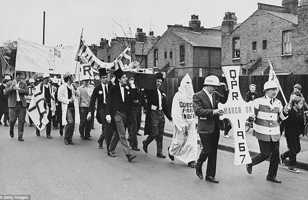 Това е прословутият Марш на Куинс Парк Рейнджърс. През 1967 г. феновете тръгнаха с парад от своя "Лофтъс Роуд" до "Уембли", където ги чакаше финал за Купата на лигата срещу Уест Бромич. Драмата бе пълна, след като КПР губеше с 0:2, но победи с 3:2. И стана първият тим от III дивизия, спечелил трофей в английския футбол.