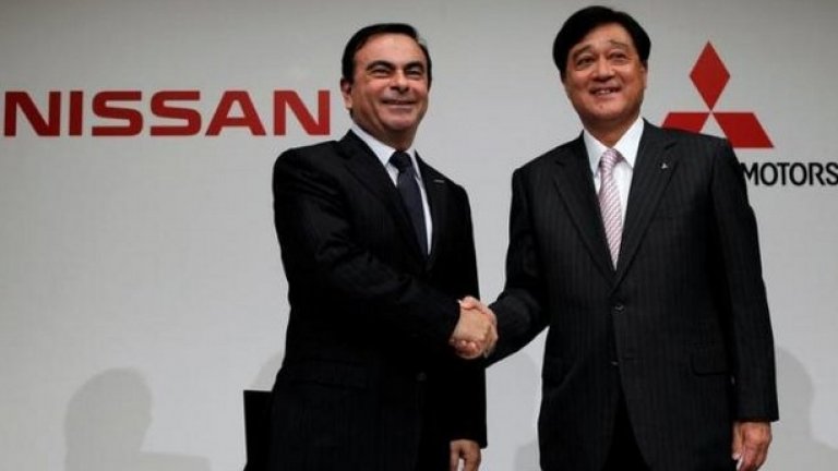 Главният изпълнителен директор на Nissan Карлос Гон и президентът на Mitsubishi Motors Осаму Масуко при обявяването на сделката