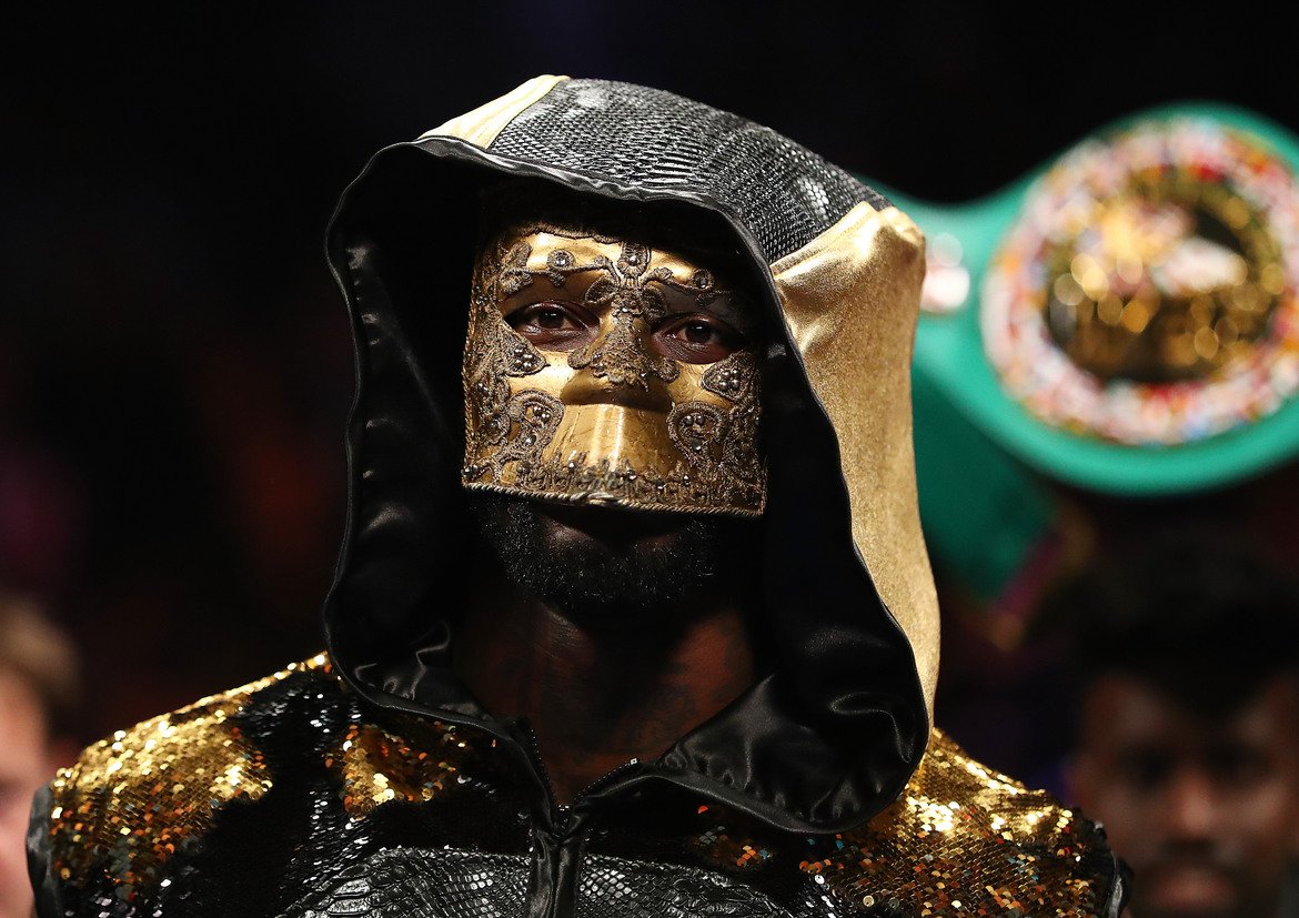 Уайлдър излезе на ринга в Бруклин със стил и маска на лицето, като беше изведен на ринга под живото изпълнение на 50 Cent.

