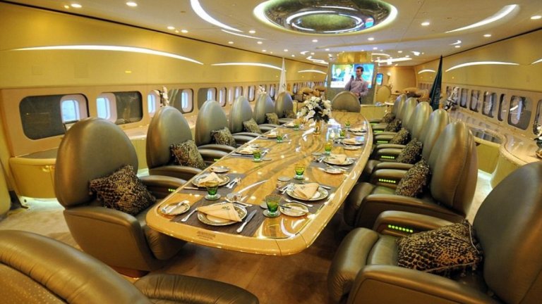 В личния си самолет принц Алуалид има трапезария за 14 души, към която има специален личен готвач.