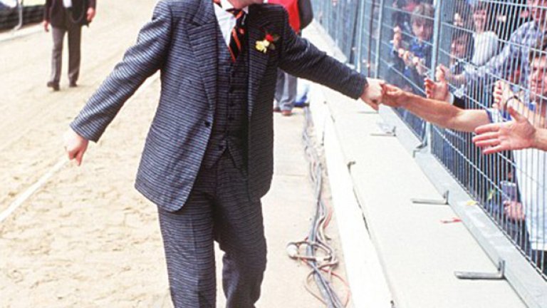 8 години по-късно... Този засукан джентълмен е сър Елтън Джон, но вече през 1984 г., като собственик на Уотфорд. Екстравагантният музикант, един от първите, афиширал хомосексуалната си ориентация в шоубизнеса, поздравява феновете от първите редове на "Уембли" преди финала на тима срещу Евертън през 1984 г. На терена играчите на Уотфорд обаче не успяха да зарадват боса - 0:2.