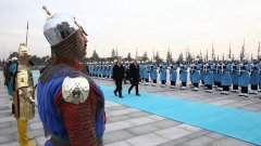 Бутафорната "отоманска" армия посреща всички държавни гости на турския президент