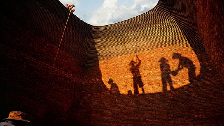 Vietnam National Award: "Tin Oven Builders", от Мин Нго Тан