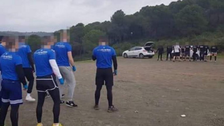 Т. нар. „поляна“ се е случила в планински хълм, като двете групи са били от по 10 човека.