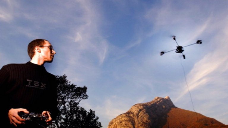 Ентусиасти организират състезания с дронове сред английските гори. С тази разлика, че не ги наричат "дронове", ами "квадрокоптери"