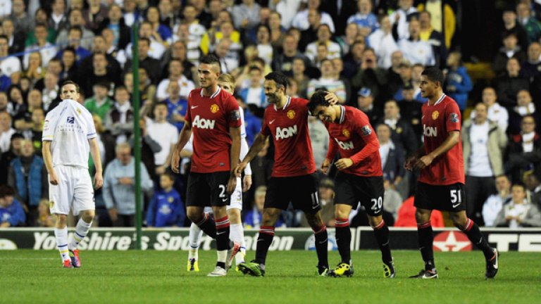 37-годишният Гигс получава поздравления след прекрасния си гол срещу Лийдс