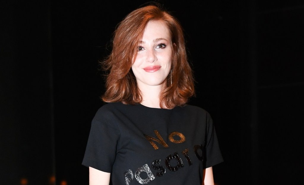 Елчин СангуУчаства в сериала „Любов под наем“ и е изключително харесвана заради екзотичната си красота. Освен това Елчин тепърва ще се пробва като дизайнер на собствена колекция рокли, защото рисуването ѝ е страст от малка.