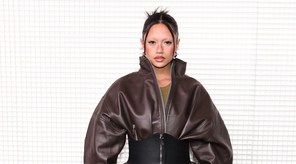 Бомбър якето с яка
Класическото бомбър яке също преминава през модерен ренесанс – с яки от различни материи, леки акценти на блясък и ретро вдъхновения от 90-те години. То съчетава функционалност и стил, като същевременно веднага привлича погледа.