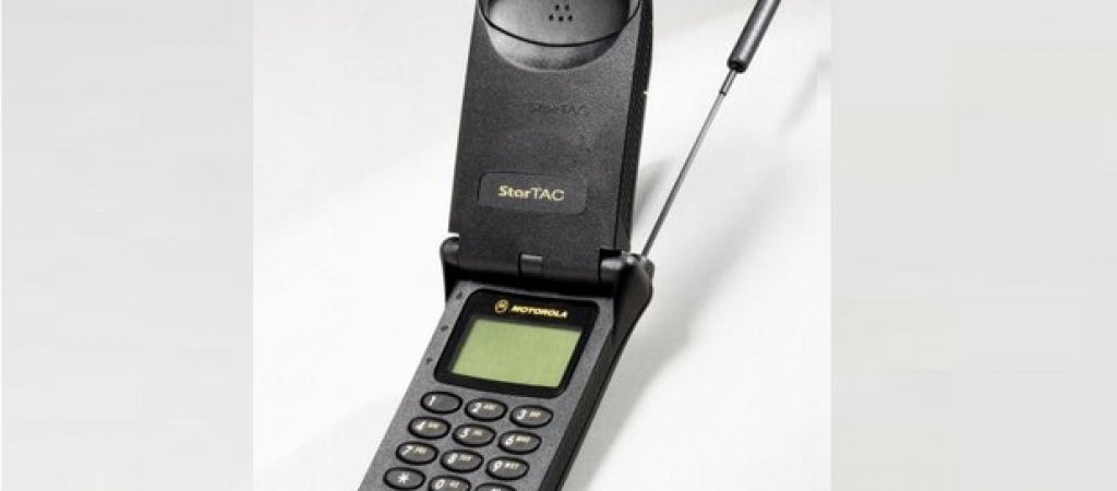 19. Motorola StarTAC
Това е най-старият телефон в класацията, пуснат на пазара още през 1996 г. С повече от 60 млн. продадени устройства StarTAC беше един от първите мобилни телефони, който наистина се превърна в елемент от поп-културата.