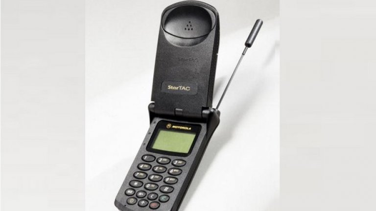 19. Motorola StarTAC

Това е най-старият телефон в класацията, пуснат на пазара още през 1996 г. С повече от 60 млн. продадени устройства StarTAC беше един от първите мобилни телефони, който наистина се превърна в елемент от поп-културата.