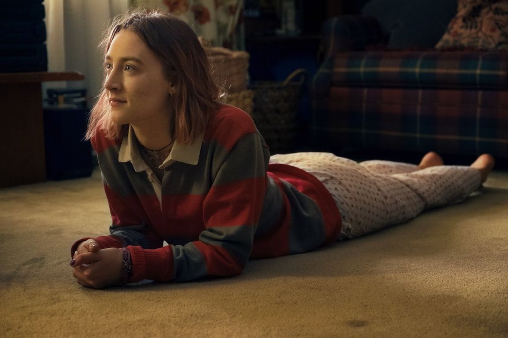 \"Лейди Бърд\" (Lady Bird, 2017)
Драмата на Грета Гъруиг, разказваща за група подрастващи беше едно от обсъжданите заглавия миналата година. В нея Ронан играе аутсайдер, който се опитва да намери своята идентичност в скучния град, където живее.