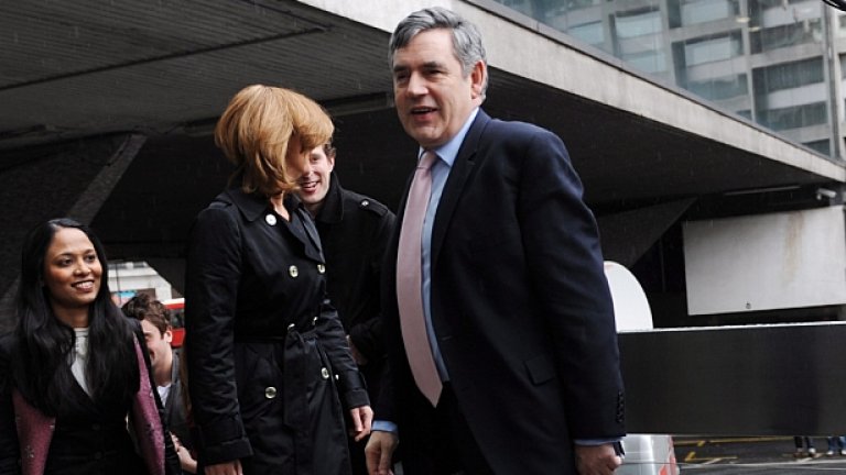 И вчера британският премиер Гордън Браун бързаше за предизборни речи и срещи с избиратели на живо, но както той, така и екипът му работят активно и в Интернет