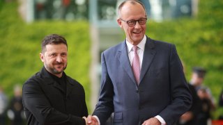 Докато преговорите за мир се точат, Украйна и Русия се готвят се тежко лято на бойното поле