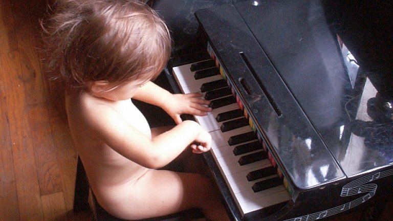 Да тормозите детето от малко да свири Моцарт няма да го направи по-интелигентно, но ще направи вас лоши родители